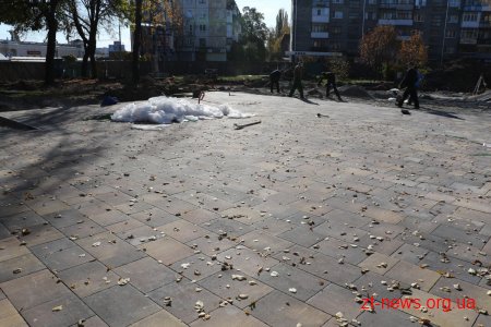 Активно тривають роботи з реконструкції скверу на розі вулиць Лятошинського та Небесної Сотні