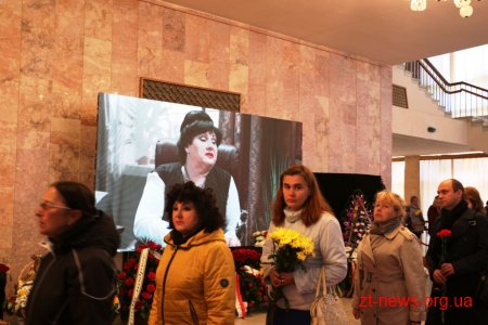 У Житомирі десятки тисяч людей прийшли попрощатися із житомирянкою Мариною Поплавською