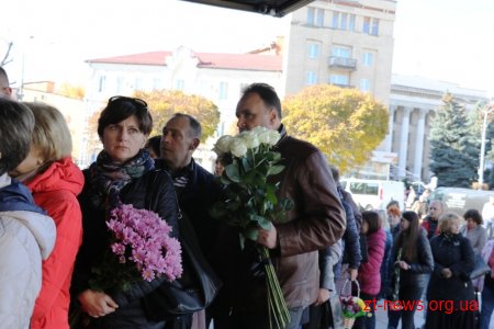 У Житомирі десятки тисяч людей прийшли попрощатися із житомирянкою Мариною Поплавською