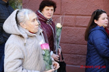 У Житомирі десятки тисяч людей прийшли попрощатися із житомирянкою Мариною Поплавською