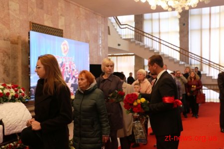 У Житомирі десятки тисяч людей прийшли попрощатися із житомирянкою Мариною Поплавською