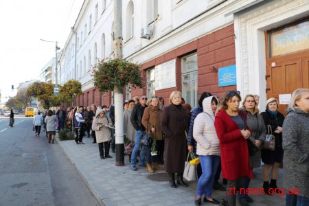 У Житомирі десятки тисяч людей прийшли попрощатися із житомирянкою Мариною Поплавською
