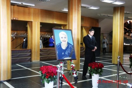 У Житомирі десятки тисяч людей прийшли попрощатися із житомирянкою Мариною Поплавською