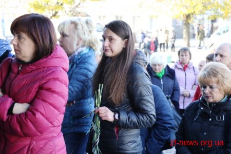 У Житомирі десятки тисяч людей прийшли попрощатися із житомирянкою Мариною Поплавською
