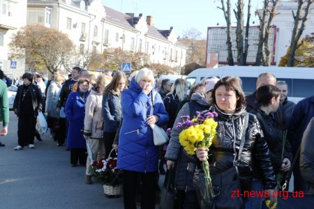 У Житомирі десятки тисяч людей прийшли попрощатися із житомирянкою Мариною Поплавською