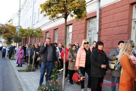 У Житомирі десятки тисяч людей прийшли попрощатися із житомирянкою Мариною Поплавською