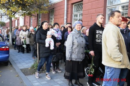 У Житомирі десятки тисяч людей прийшли попрощатися із житомирянкою Мариною Поплавською