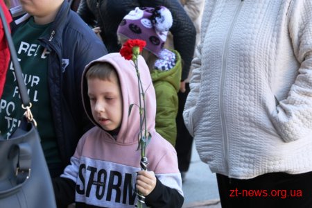 У Житомирі десятки тисяч людей прийшли попрощатися із житомирянкою Мариною Поплавською