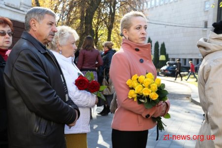 У Житомирі десятки тисяч людей прийшли попрощатися із житомирянкою Мариною Поплавською