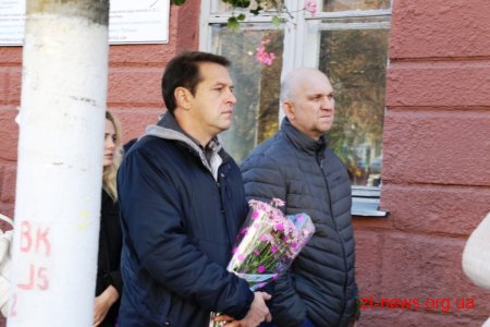 У Житомирі десятки тисяч людей прийшли попрощатися із житомирянкою Мариною Поплавською