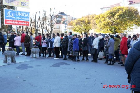 У Житомирі десятки тисяч людей прийшли попрощатися із житомирянкою Мариною Поплавською