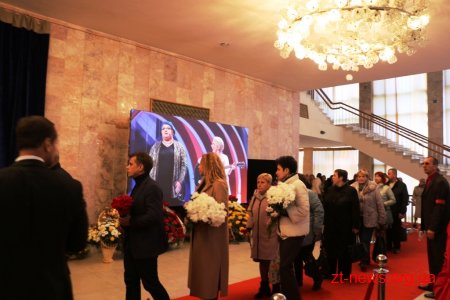 У Житомирі десятки тисяч людей прийшли попрощатися із житомирянкою Мариною Поплавською