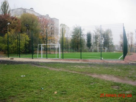 Поблизу ЗОШ №28 та №16 у Житомирі облаштовано футбольне поле зі штучним покриттям