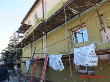 У Малинському будинку культури продовжують утеплювати фасад та готують до перекриття покрівлю