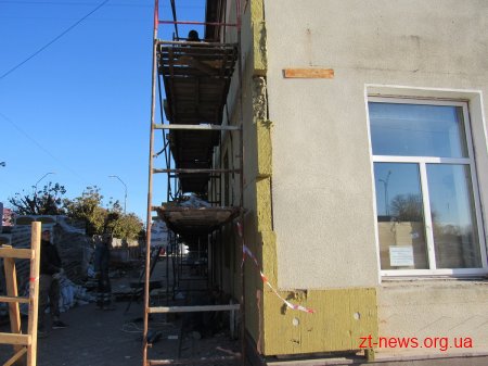 У Малинському будинку культури продовжують утеплювати фасад та готують до перекриття покрівлю