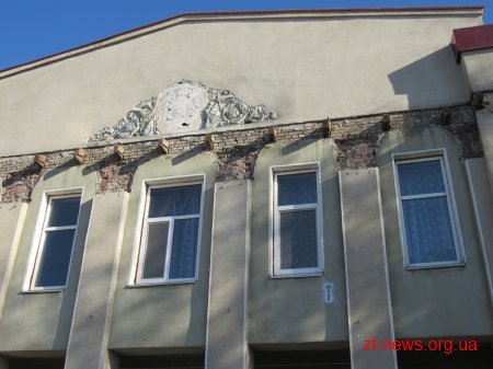 У Малинському будинку культури продовжують утеплювати фасад та готують до перекриття покрівлю