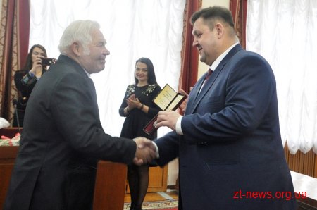 На початку сесії обласної ради 6 жителів Житомирщини відзначили нагородами