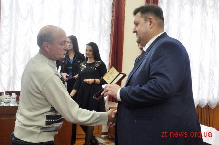 На початку сесії обласної ради 6 жителів Житомирщини відзначили нагородами