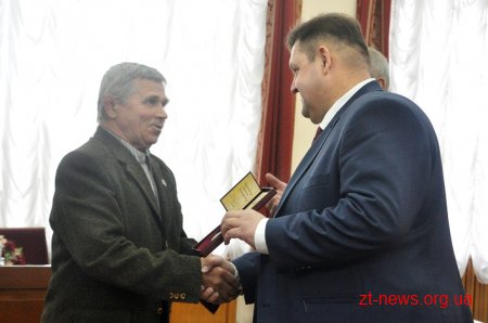 На початку сесії обласної ради 6 жителів Житомирщини відзначили нагородами