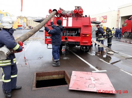 Житомирські рятувальники гасили умовну пожежу у супермаркеті будівельних матеріалів