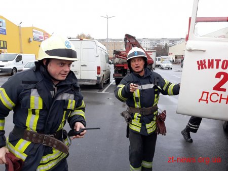 Житомирські рятувальники гасили умовну пожежу у супермаркеті будівельних матеріалів