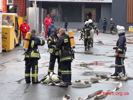 Житомирські рятувальники гасили умовну пожежу у супермаркеті будівельних матеріалів