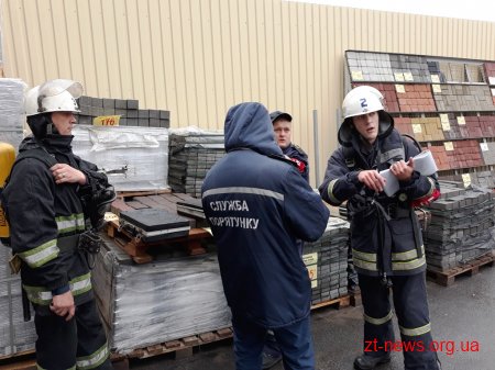 Житомирські рятувальники гасили умовну пожежу у супермаркеті будівельних матеріалів