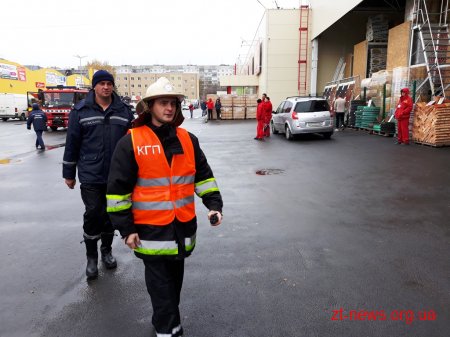 Житомирські рятувальники гасили умовну пожежу у супермаркеті будівельних матеріалів