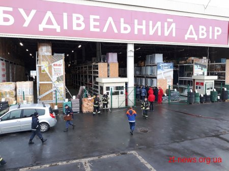 Житомирські рятувальники гасили умовну пожежу у супермаркеті будівельних матеріалів
