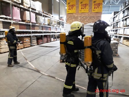 Житомирські рятувальники гасили умовну пожежу у супермаркеті будівельних матеріалів