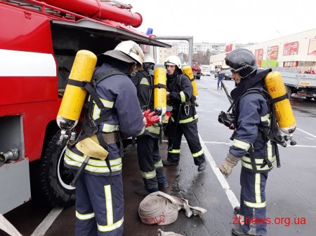 Житомирські рятувальники гасили умовну пожежу у супермаркеті будівельних матеріалів