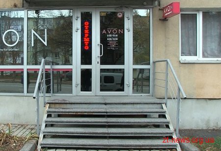 Невідомий чоловік у Житомирі побив продавчиню магазину та забрав у неї мобільний телефон