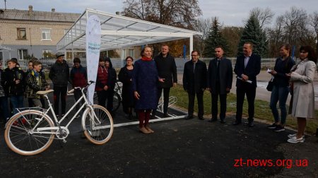 В Коростишівській школі інформаційних технологій відкрили велопарковку та велошколу