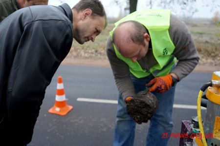 Незалежна лабораторія бере проби з 12 відремонтованих доріг Житомирщини