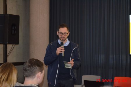 У Житомирі відбулася лекція Олени Брайченко "Їжа та культура: історія солодощів"