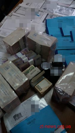 У Житомирі у ході обшуків податківцями вилучено 1,2 млн грн незаконно конвертованих коштів