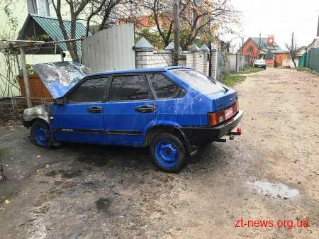 У Житомирі в гаражі двоповерхового житлового будинку загорівся автомобіль