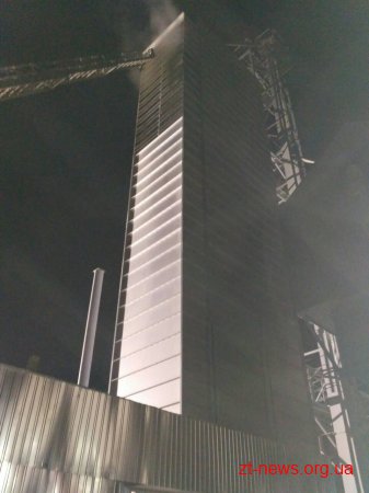 У Бердичеві рятувальники гасили пожежу в зерносушарці