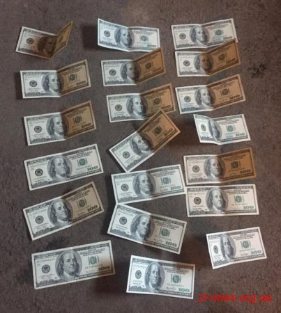 У Житомирі на хабарі у дві тисячі доларів затримали заступника начальника прокуратури