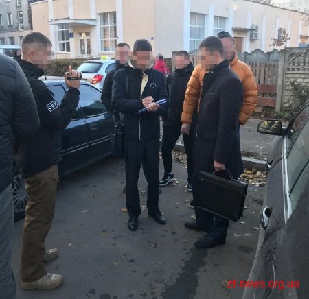 У Житомирі на хабарі у дві тисячі доларів затримали заступника начальника прокуратури