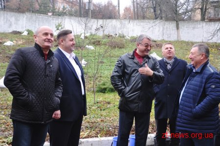 Керівники області разом з депутатами та лісниками посадили сосни на території онкодиспансеру