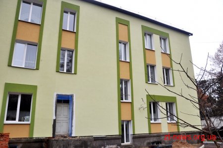Керівники області разом з депутатами та лісниками посадили сосни на території онкодиспансеру