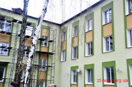 Керівники області разом з депутатами та лісниками посадили сосни на території онкодиспансеру
