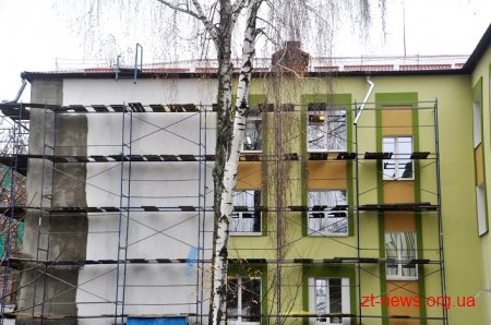 Керівники області разом з депутатами та лісниками посадили сосни на території онкодиспансеру
