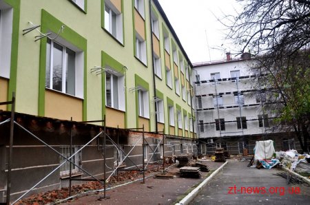 Керівники області разом з депутатами та лісниками посадили сосни на території онкодиспансеру