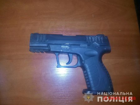 Поліцейські затримали у Радомишлі двох місцевих жителів, які намагалися відібрати у юнака телефон