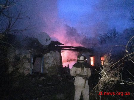 На Житомирщині пенсіонеру не вдалося вибратися з палаючого будинку