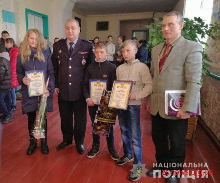 Підлітків, які допомогли затримати угонщика авто, відзначили подяками та солодощами