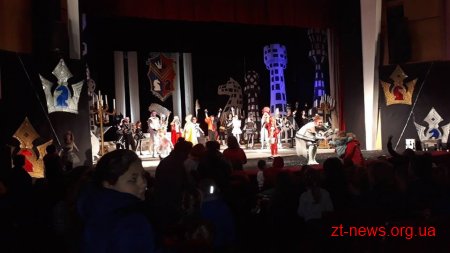 200 дітей пільгових категорій відвідали виставу “Хід конем” з нагоди Дня спільних дій в інтересах дітей