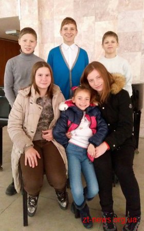 200 дітей пільгових категорій відвідали виставу “Хід конем” з нагоди Дня спільних дій в інтересах дітей